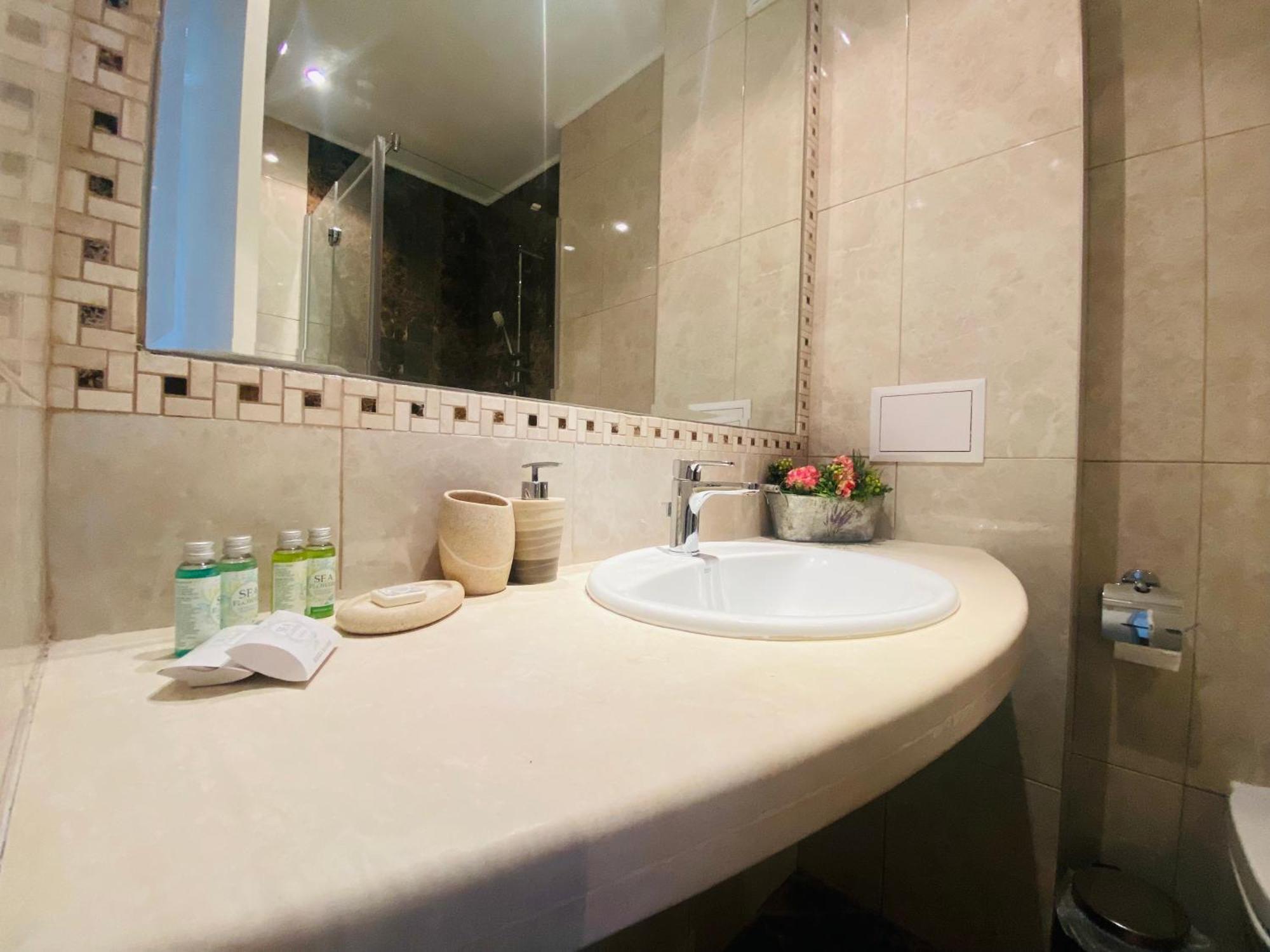 1Bd Ap In La Mer Complex Private Beach And Pool Golden Sands Exteriör bild