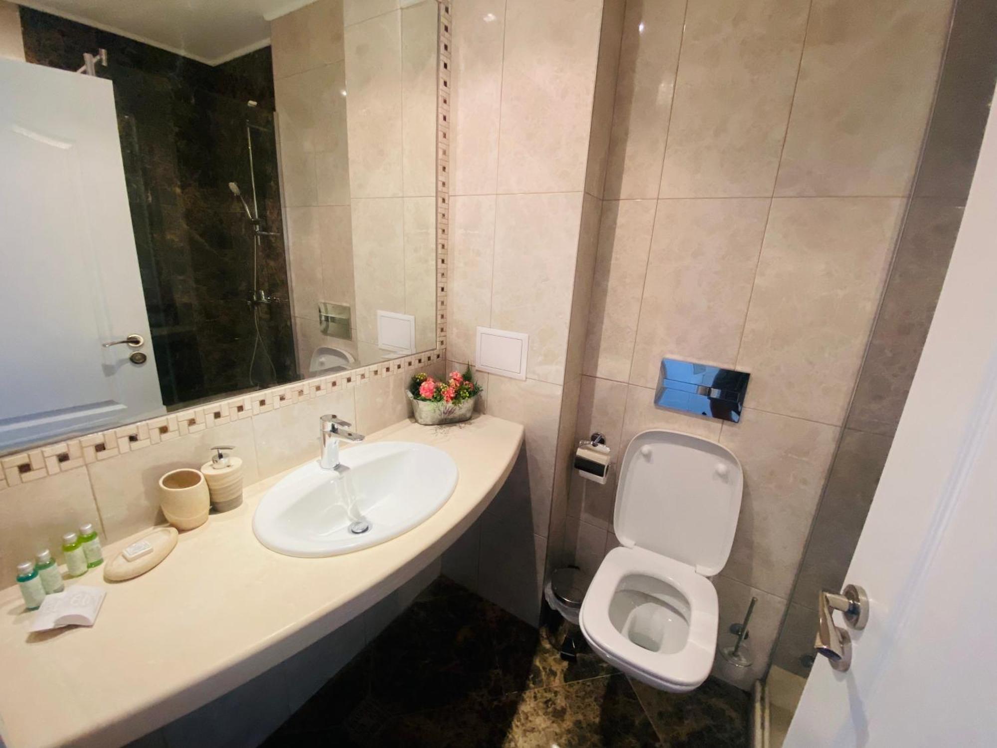 1Bd Ap In La Mer Complex Private Beach And Pool Golden Sands Exteriör bild
